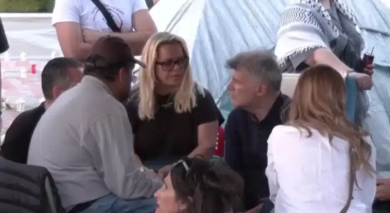 Μποφίλιου και Δεληβοριάς στο πλευρό του Πάνου Ρούτσι στο Σύνταγμα – «Κανένας γονιός μόνος»