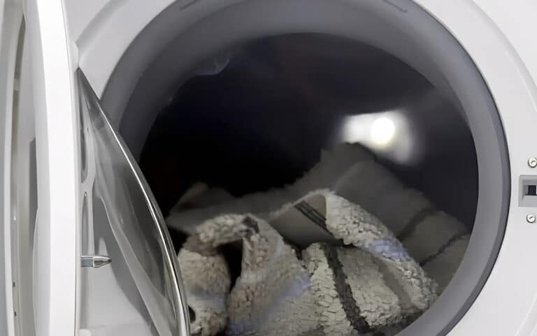 Γιατί δεν πρέπει να πλένετε τα χαλάκια μπάνιου στο πλυντήριο