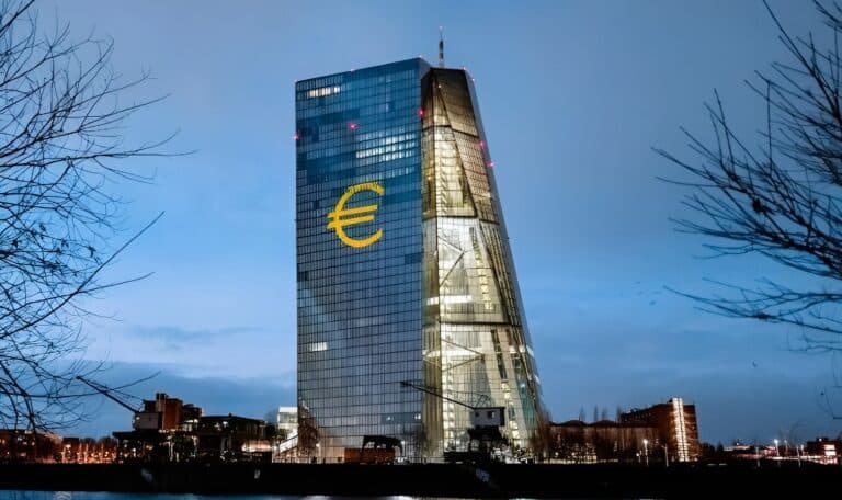Η Ευρωπαϊκή Κεντρική Τράπεζα προειδοποιεί: Κρατήστε μετρητά στο σπίτι, αποτελούν δίχτυ ασφαλείας σε περιόδους κρίσης