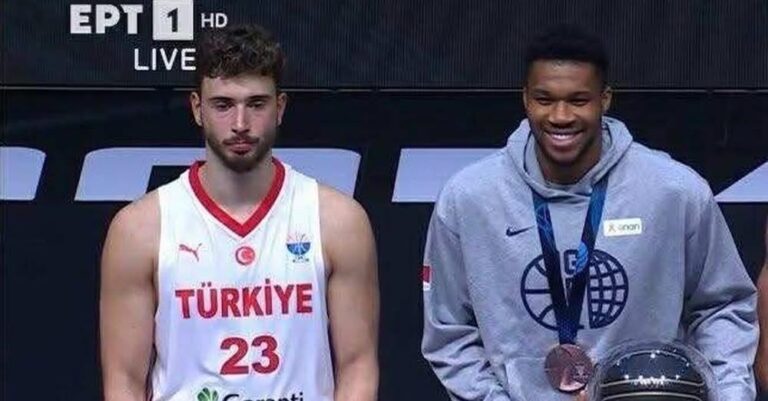 Γιάννης και Σενγκούν δεν έδωσαν τα χέρια στην ανακοίνωση της καλύτερης πεντάδας-Η φωτογραφία με το απόλυτο κοντράστ