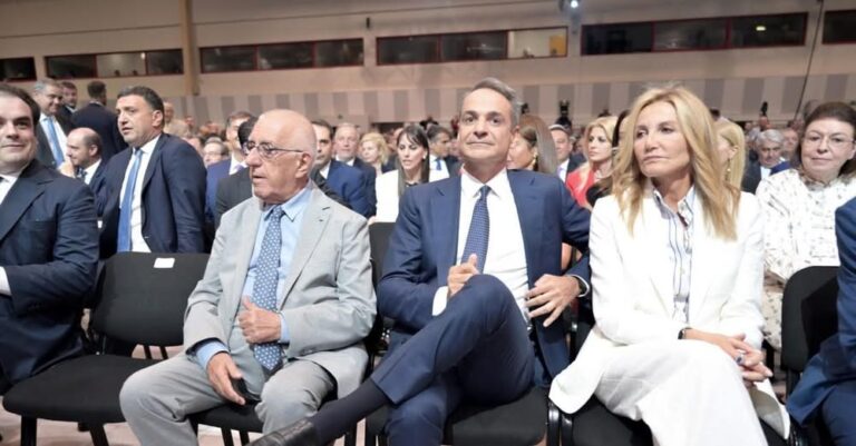 Ομιλία Μητσοτάκη στη ΔΕΘ: Η μπασκετική ατάκα, η μαντινάδα και το χειροκρότημα της Μαρέβας