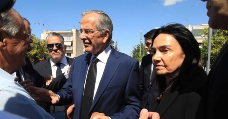 Λένα Σαμαρά: Οδύνη στο μνημόσυνο για τις 40 ημέρες από τον θάνατό της – Με δάκρυα στα μάτια της η μητέρα της, Γεωργία