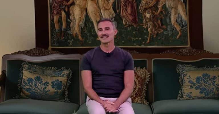 Στο παρά πέντε – 20 χρόνια μετά: Ο Γιώργος Καπουτζίδης επέστρεψε στο πατρικό του και χρειάζεται τη βοήθεια μας