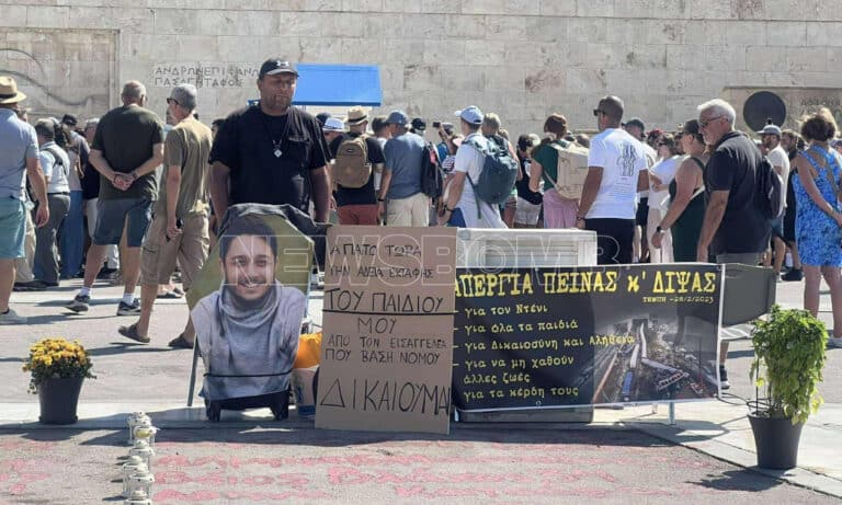 Τέμπη: Πατέρας θύματος σε απεργία πείνας και δίψας στο Σύνταγμα – Ζητά εκταφή του παιδιού του