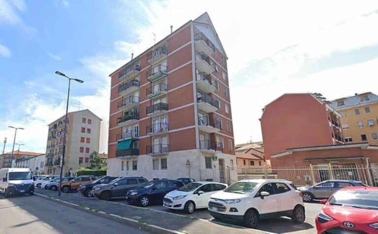 Γυναίκα περπατούσε στο πεζοδρόμιο και βρήκε ξαφνικά τον πιο τραγικό θάνατο: 70χρονος έπεσε από το μπαλκόνι και την σκότωσε