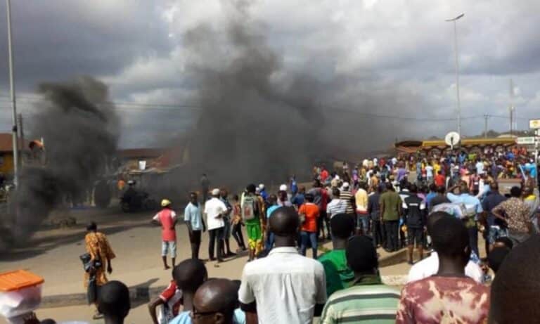 Φρίκη στη Νιγηρία: Μουσουλμάνοι έκαψαν ζωντανή μια γυναίκα – Την κατηγόρησαν για βλασφημία