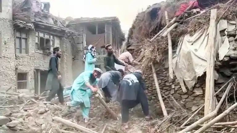 Παγκόσμιο σοκ: Πάνω από 800 νεκροί από τον σεισμό 6 βαθμών ρίχτερ