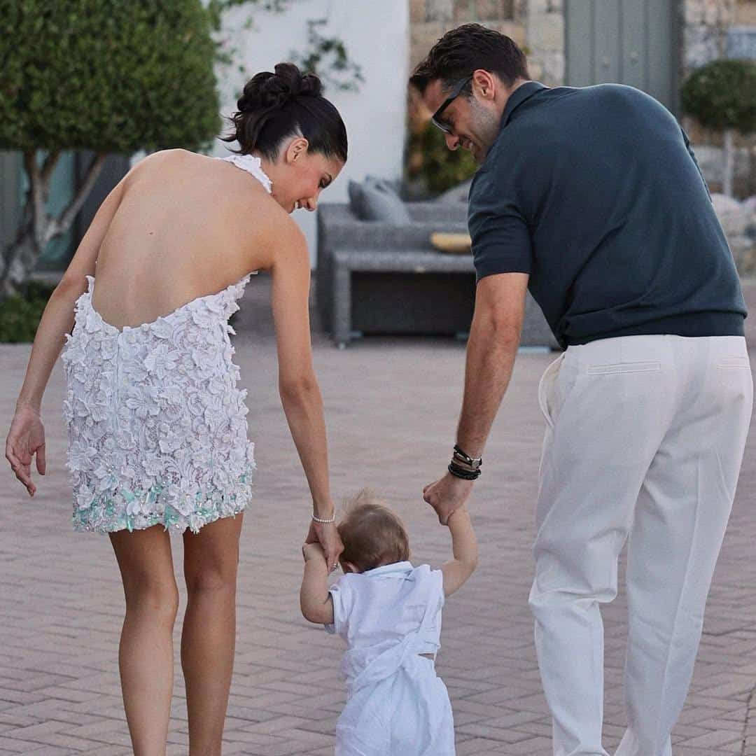 Η Μιράντα Πατέρα στη Μύκονο για τη βάφτιση του εγγονού της -Η βόλτα με μίνι φόρεμα με κρόσια και σανδάλια 4 alexandra nika konstantinos argiros gios vaftisi 1