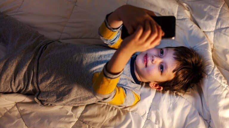 child phone 2431668259 768x432 1