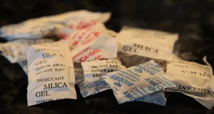 Σταματήστε να πετάτε τα σακουλάκια με silica gel. Δείτε 12 έξυπνους τρόπους για να τα χρησιμοποιήσετε γύρω από το σπίτι 1 exipnes xriseis tou silica gel