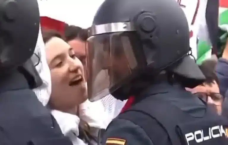 Απίστευτος έρωτας σε πορεία: Διαδηλώτρια φλέρταρε ΜΑΤατζή και εκείνος κοκκίνισε