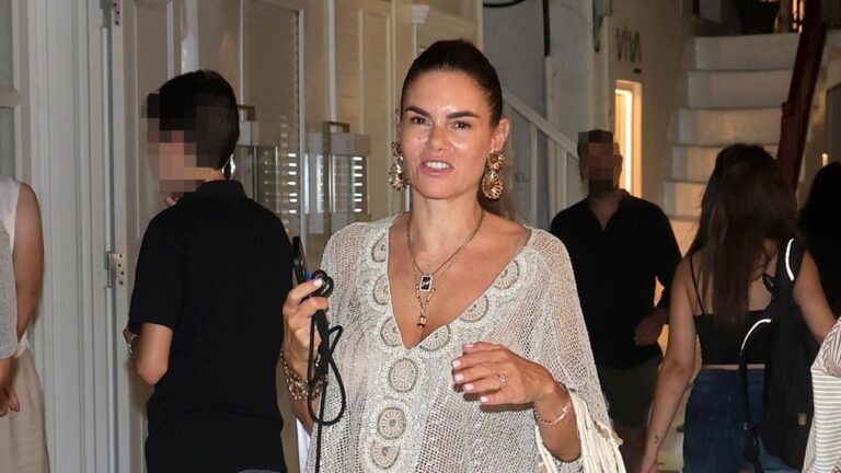 Η Μιράντα Πατέρα στη Μύκονο για τη βάφτιση του εγγονού της -Η βόλτα με μίνι φόρεμα με κρόσια και σανδάλια