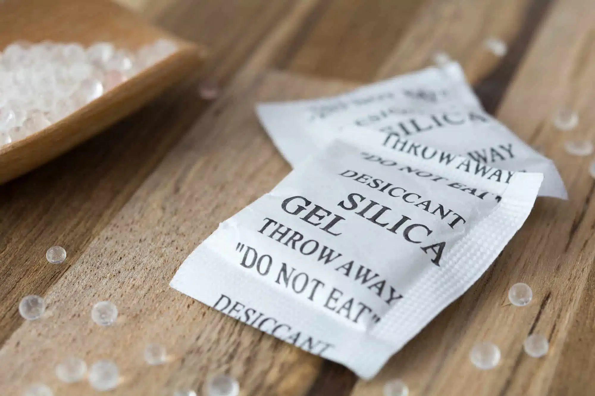 Σταματήστε να πετάτε τα σακουλάκια με silica gel. Δείτε 12 έξυπνους τρόπους για να τα χρησιμοποιήσετε γύρω από το σπίτι 3 packets of silica gel