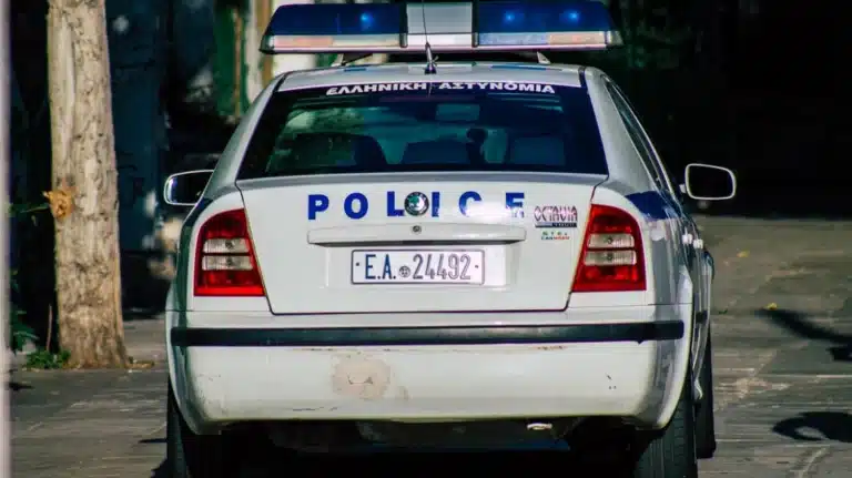 Θεσσαλονίκη: 18χρονη με τον σύντροφό της ξυλοκόπησαν τον πρώην και τον πατέρα του – Τον «παγίδευσε» και τους χτυπούσαν δέκα άτομα