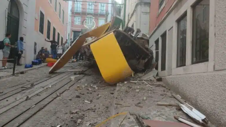 Τραγωδία στην Πορτογαλία: Τουλάχιστον 15 νεκροί από τον εκτροχιασμό του ιστορικού τελεφερίκ Γκλόρια στη Λισαβόνα