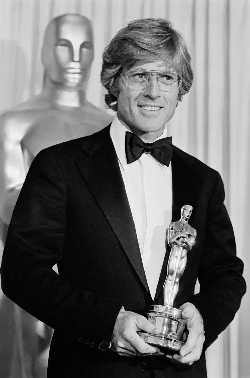 robert redford admires oscar won 100204676