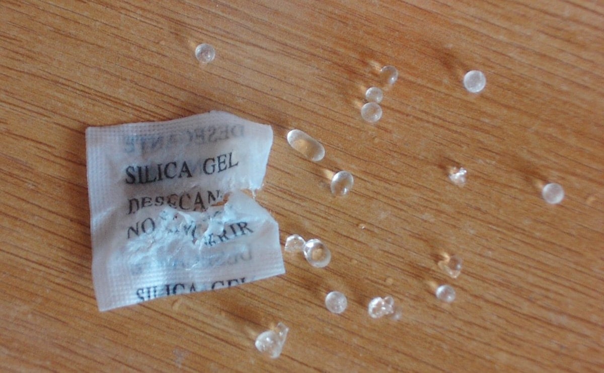 Σταματήστε να πετάτε τα σακουλάκια με silica gel. Δείτε 12 έξυπνους τρόπους για να τα χρησιμοποιήσετε γύρω από το σπίτι 2 silica gel bag open with beads