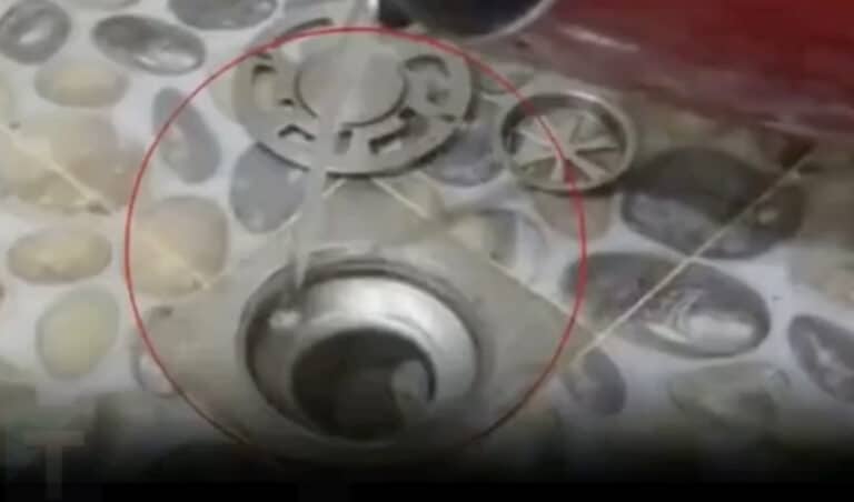 Γιατί πολλοί άνθρωποι ρίχνουν πολύ ζεστό νερό στον νεροχύτη; Το δοκίμασα αμέσως μόλις έμαθα τον λόγο