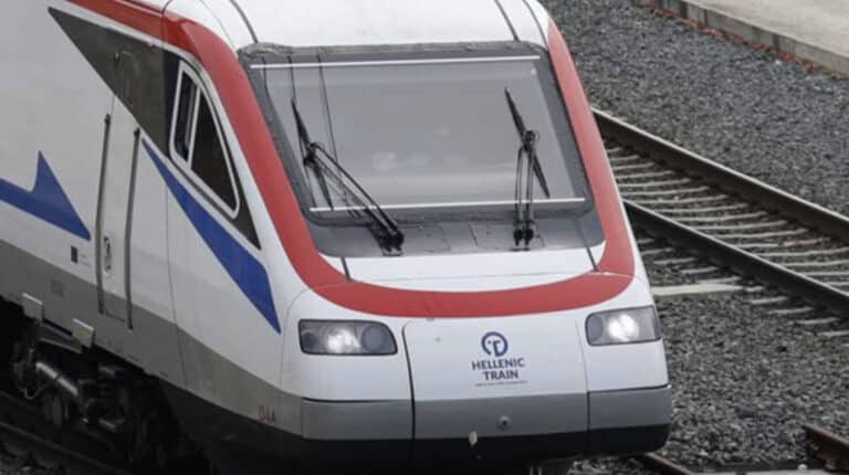 Παραλίγο τραγωδία: Τρένο με 400 επιβάτες συγκρούστηκε με κοπάδι ζώων