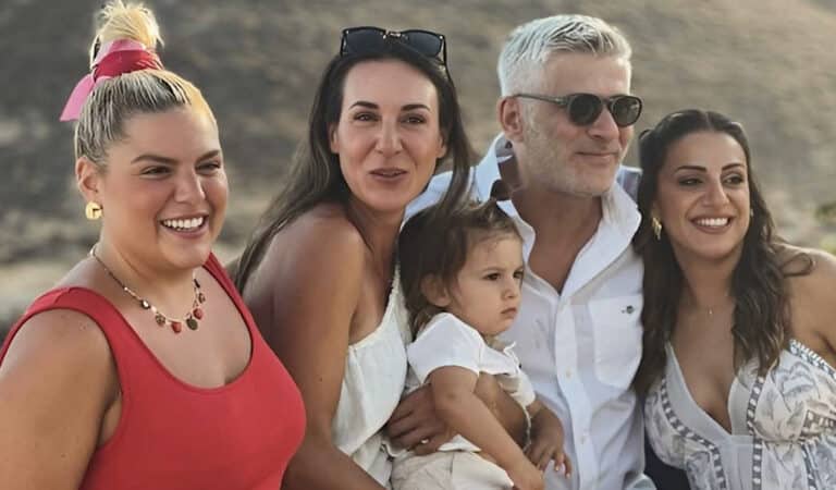 Η Δανάη Μπάρκα έγινε νονά: «Με μαγιό μέσα απ’ τα ρούχα» – Το φωτογραφικό άλμπουμ της βάφτισης