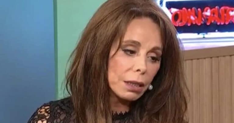 Συγκινεί η Βούλα Πατουλίδου για τον θάνατο του συζύγου της: «Τρεις φορές ο Θεούλης μας γέμισε το καντηλάκι»