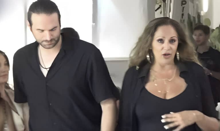 Κούκλος, μοντέλο και πολύ μικρότερος της: H Βίκυ Κουλιανού βόλτα με τον νέο της σύντροφο στη Μύκονο