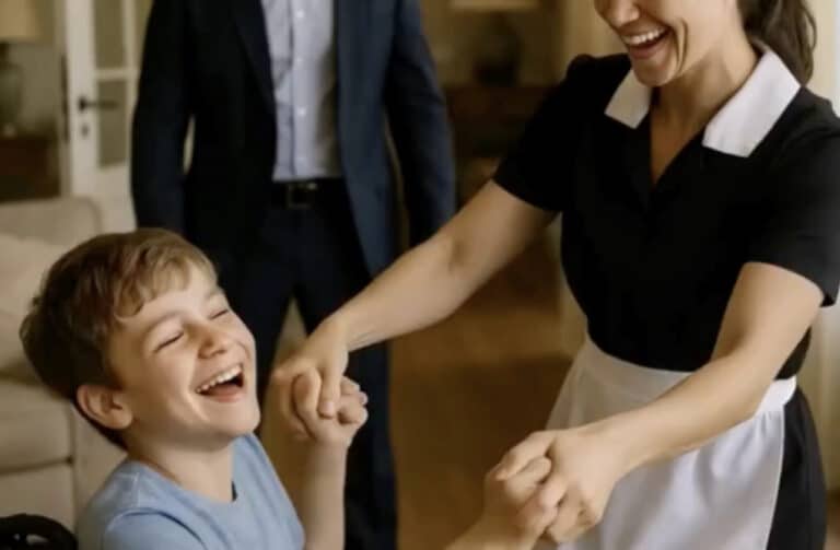 Ένας πλούσιος άντρας γύρισε στο σπίτι νωρίτερα από το συνηθισμένο και είδε την οικιακή βοηθό να χορεύει με τον γιο του, που καθόταν στο αναπηρικό καροτσάκι· αυτό που συνέβη μετά συγκίνησε τους πάντες