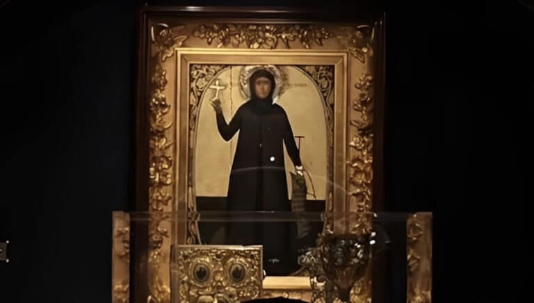 Στο φως ο κρυμμένος «θησαυρός» της Μητρόπολης Αθηνών- Από τους θρόνους των βασιλέων έως τα άμφια του Χριστόδουλου