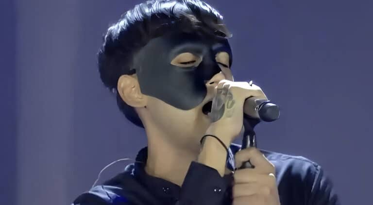 Στέλιος Καζαντζίδης: Ποιος ήταν ο νεαρός με τη μάσκα που ερμήνευσε το «Όταν βλέπετε να κλαίω»; Υποκλίθηκε όλο το Καλλιμάρμαρο