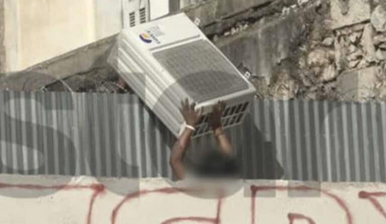 Ομόνοια: Η στιγμή που κλέφτες «ξηλώνουν» κλιματιστικό από ταράτσα κτηρίου