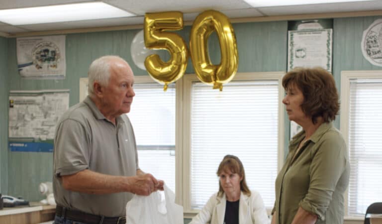 Την ημέρα του διαζυγίου της, μετά από 50 χρόνια γάμου, ο σύζυγός της τής έδωσε ένα πακέτο και είπε: «Άνοιξέ το σε έναν χρόνο». Όταν το άνοιξε, έμεινε άφωνη…