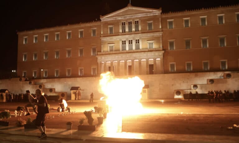 Επεισόδια στο Σύνταγμα μετά τη συγκέντρωση για τα Τέμπη – Άγνωστοι πέταξαν μολότοφ – Διαδηλωτές πήραν στο κυνήγι τους κουκουλοφόρους