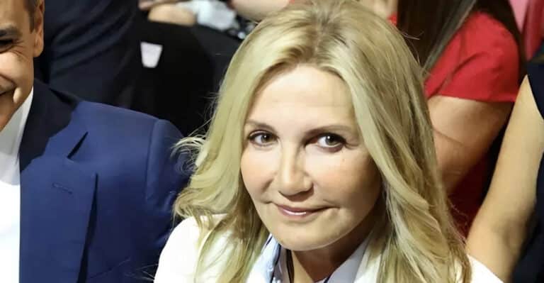 Ντυμένη σαν γαλαζοαίματη: Η Μαρέβα με ολόλευκο κοστούμι, καφέ παπούτσια και τσάντα που έχουν ελάχιστες