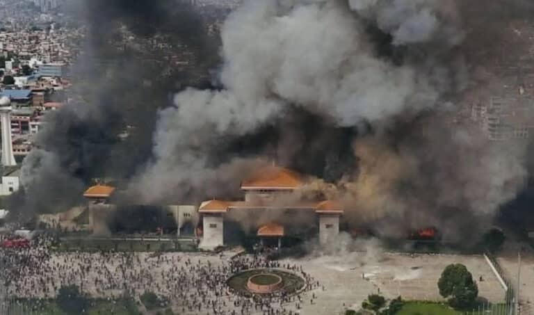 Σοκ στο Νεπάλ: Στις φλόγες το κοινοβούλιο, κλειστά αεροδρόμια, επιθέσεις σε σπίτια πολιτικών –  Έκαψαν ζωντανή τη σύζυγο πρώην πρωθυπουργού