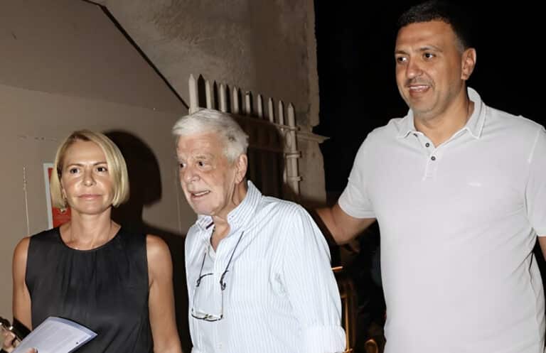 Τζένη Μπαλατσινού: Με τον πατέρα της και τον Βασίλη Κικίλια στο Ηρώδειο – Η κομψή αριστοκρατική εμφάνιση της