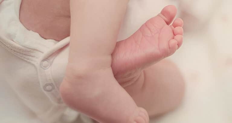 Πάτρα: Το 2,5 μηνών βρέφος πήγε σακατεμένο στο ξύλο στο νοσοκομείο – Αιτία θανάτου η… μηνιγγίτιδα!