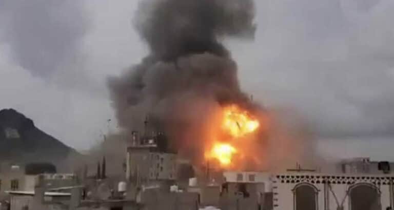 Υεμένη: Ισχυρές εκρήξεις και μαύρος καπνός στη Σανάα από βομβαρδισμούς του Ισραήλ εναντίον θέσεων των Χούθι