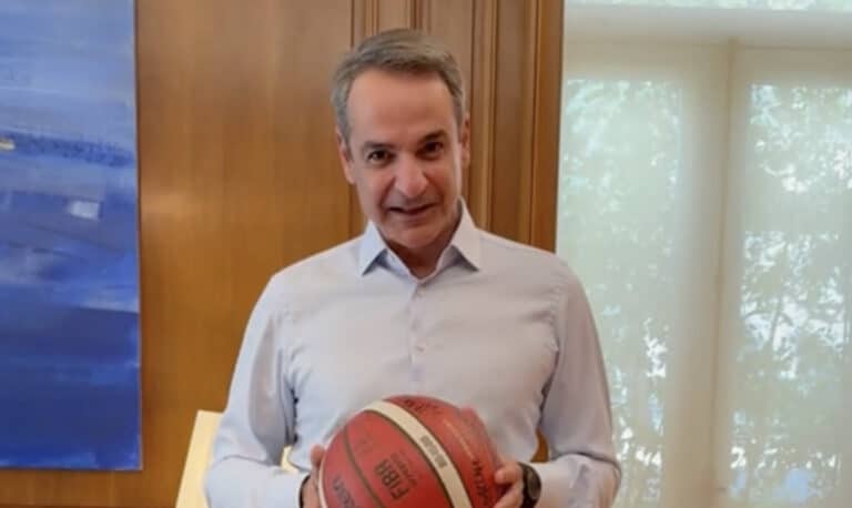Ο Κυριάκος Μητσοτάκης με μπάλα μπάσκετ και «Final Countdown» στο Μαξίμου