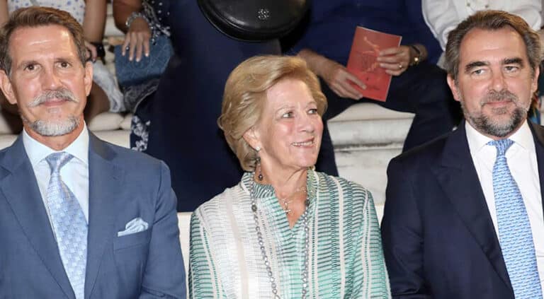 Η πιο αριστοκρατική μητέρα: Η Άννα Μαρία με τους γιους της στο Ηρώδειο ντυμένη κομψή όσο καμία άλλη