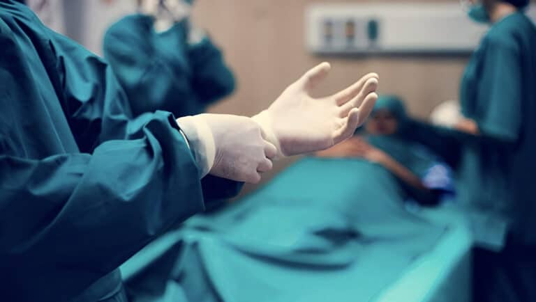 Παντρεμένος γιατρός συνεuρέθnκε με νοσηλεύτρια ενώ ο ασθενής ήταν σε αναισθησία