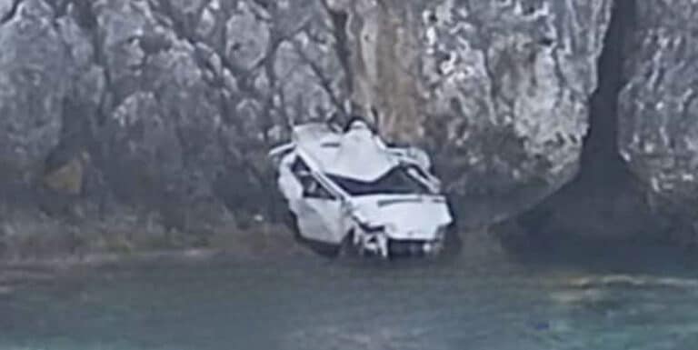 Νέο τραγωδία στην χώρα μας με νεκρό έναν νέο άνθρωπο: 23χρονος νεκρός σε τροχαίο με πτώση αυτοκινήτου στη θάλασσα