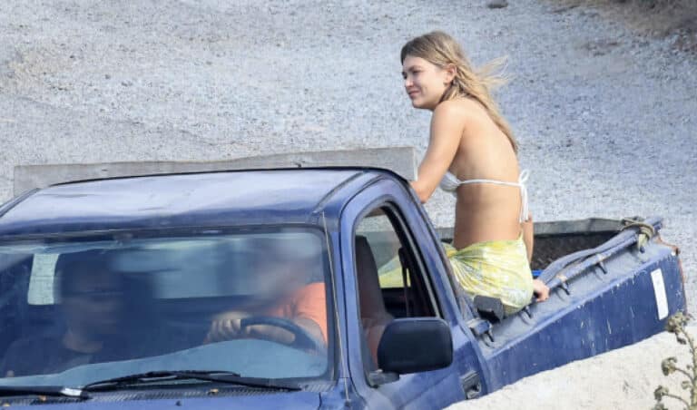 Όλο το διαδίκτυο μιλάει για αυτήν: Διάσημη Ελληνίδα ηθοποιός πάνω σε καρότσα αγροτικού στη Μύκονο