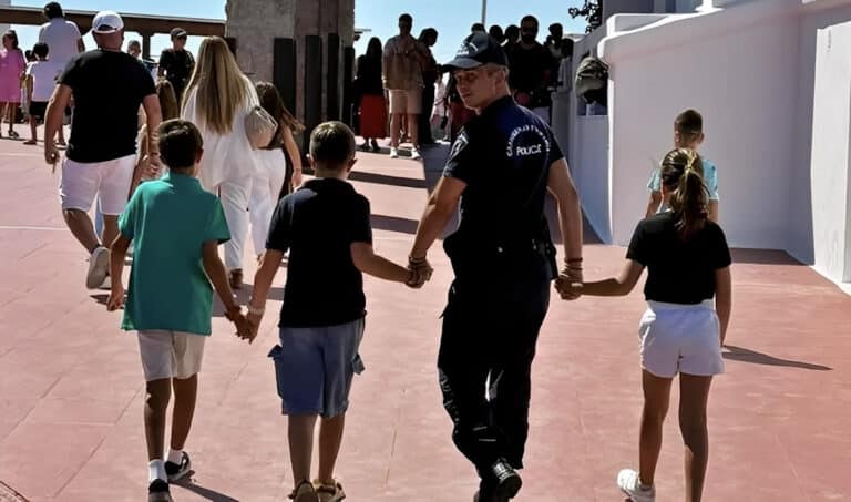 Από ποιο χέρι πρέπει να κρατάνε οι γονείς τα παιδιά στον δρόμο; Η απάντηση της Αστυνομίας