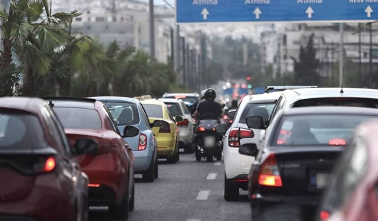 Σε ισχύ ο νέος ΚΟΚ από σήμερα: Έως και 2.000 πρόστιμο για κινητό στην οδήγηση, έως 8.000 εupώ για όριο ταχύτητας
