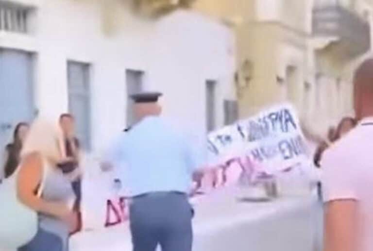 Άντρας συνελήφθη γιατί φώναξε σύνθημα για τα Τέμπη μπροστά στον Τασούλα