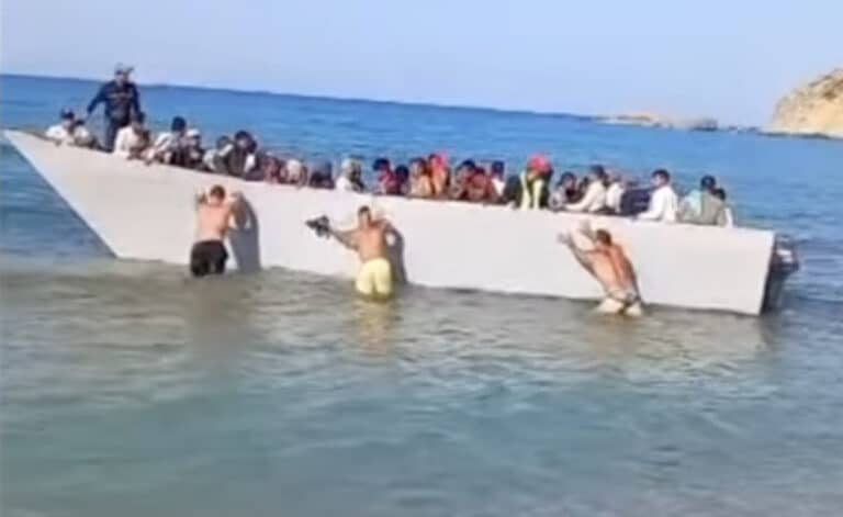 Λουόμενοι στη Γαύδο σπρώχνουν βάρκα με μετανάστες που κόλλησε στην άμμο