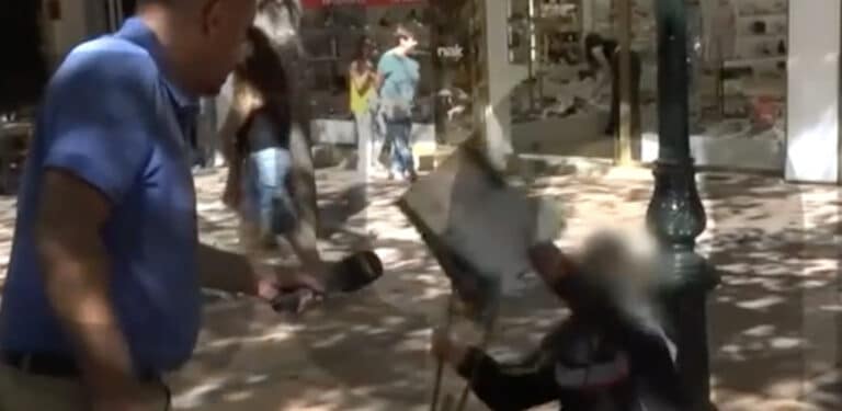 Κηφισιά: «Ανάπηρη» Ρομά επαίτης έτρεξε και χτύπησε δημοσιογράφο