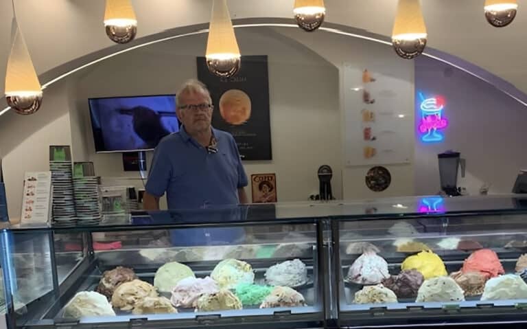 Τέλος εποχής για τον Άκη Τσελέντη – Άνοιξε παγωτατζίδικο στην Κεφαλονιά
