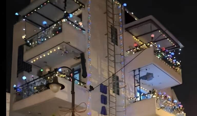 Το ζουν από νωρίς: Ολόκληρη πολυκατοικία στη Θεσσαλονίκη έχει «ντυθεί» Χριστουγεννιάτικα από τις αρχές Σεπτεμβρίου