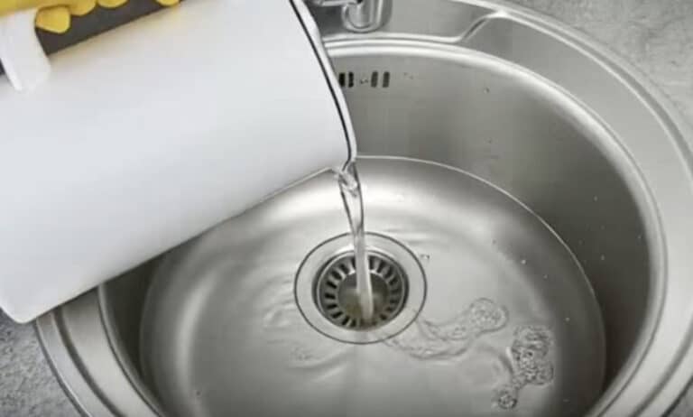 Γιατί δεν πρέπει ποτέ να ρίχνετε καυτό νερό στον νεροχύτη της κουζίνας;